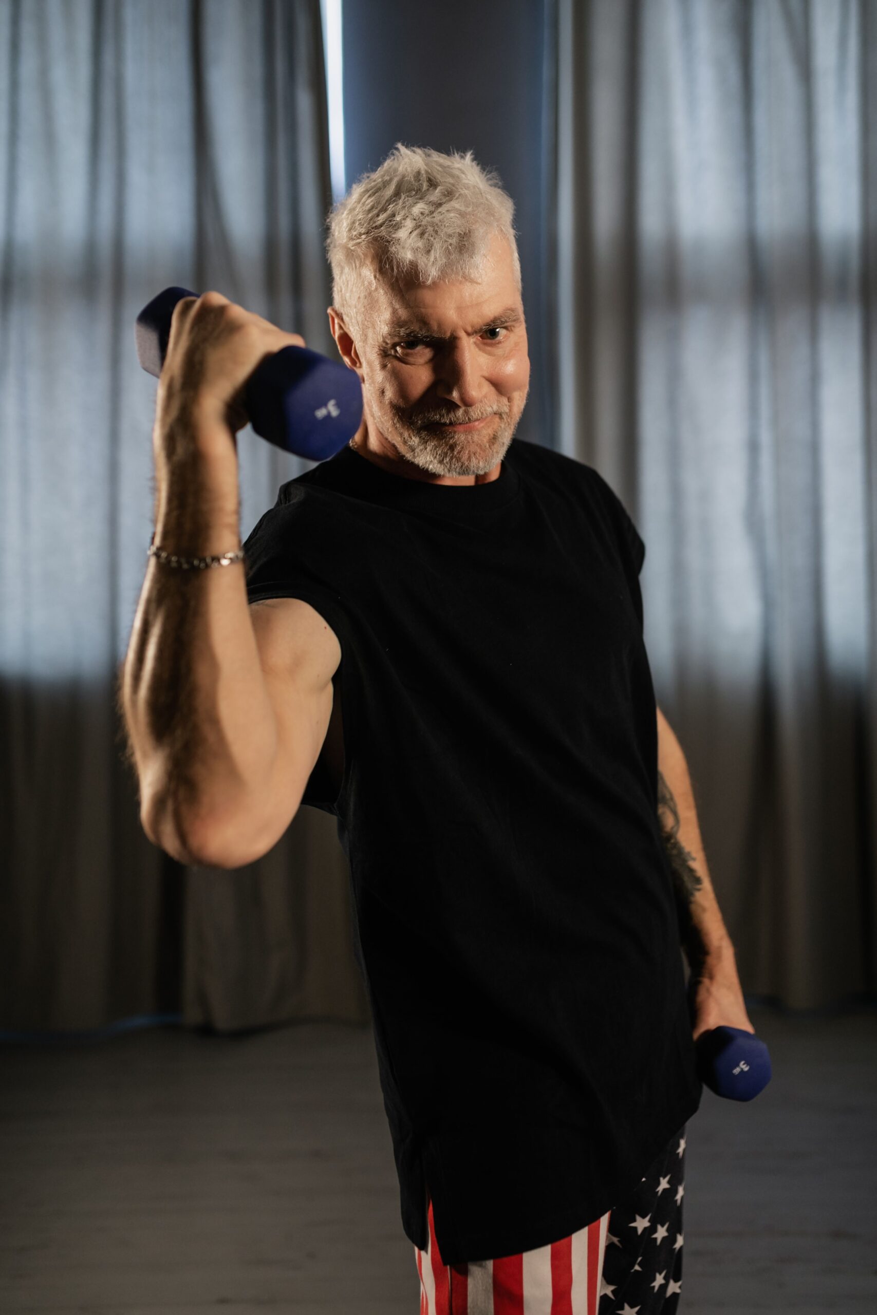 Man beim Krafttraining mit Kurzhanteln ab 50